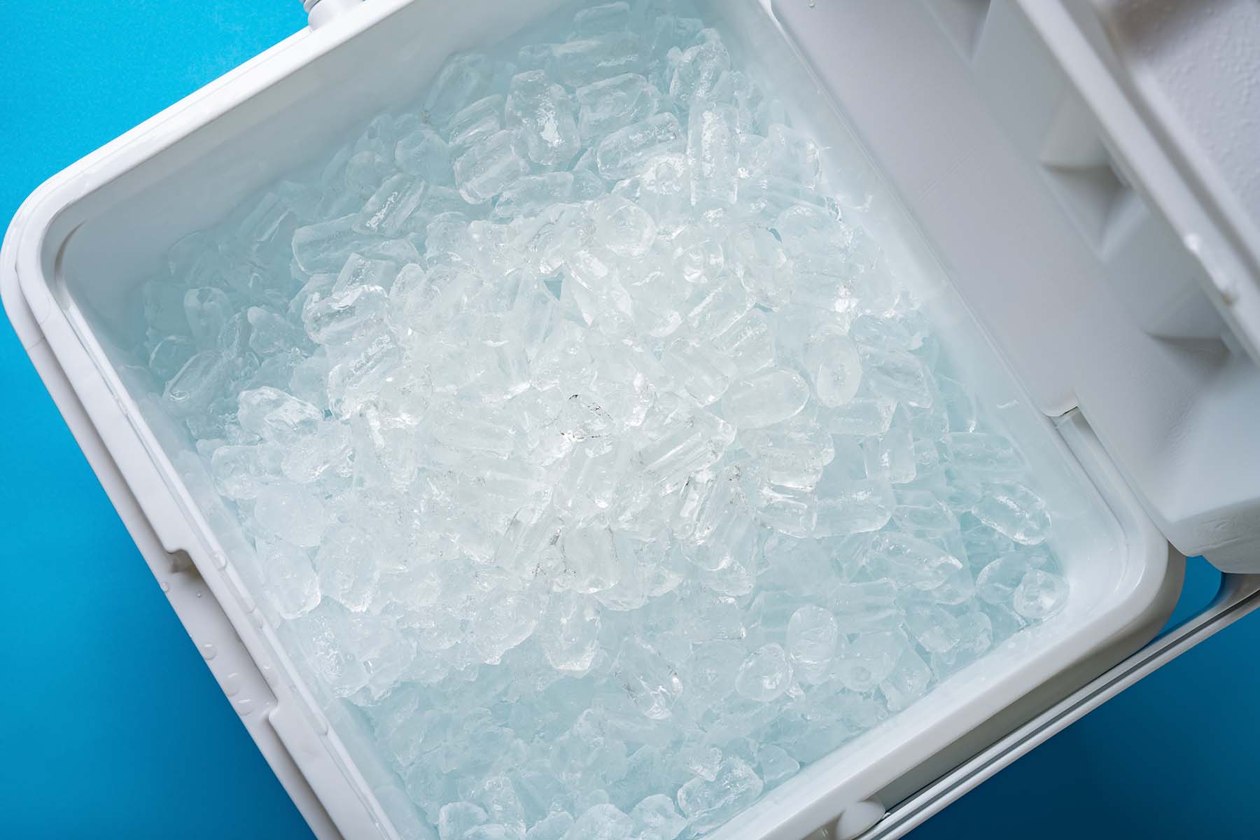 Insulation case full of ice for immersion therapy on a blue background