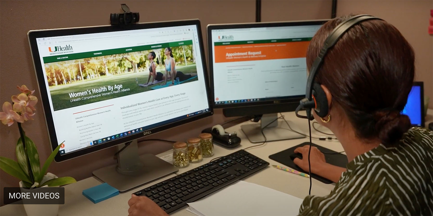 Una recepcionista de Women's Health Alliance de UHealth mira dos monitores de computadora.