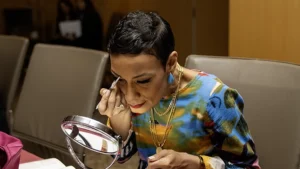 Jasmine Santiago applies eyeliner during a makeup workshop at Sylvester Comprehensive Cancer Center in Miami