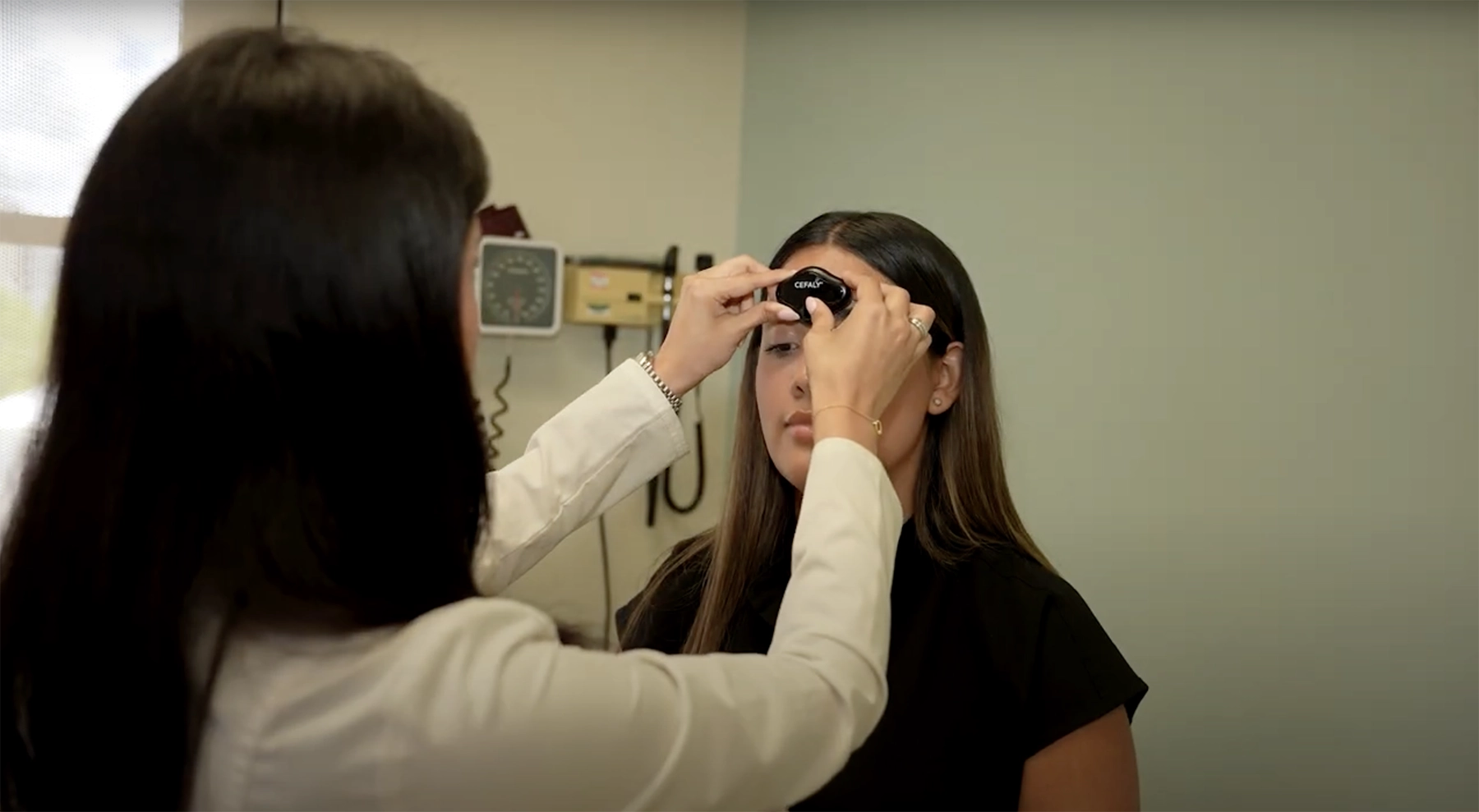 Dra. Michelle Bravo examines a patient for migraine treatment.