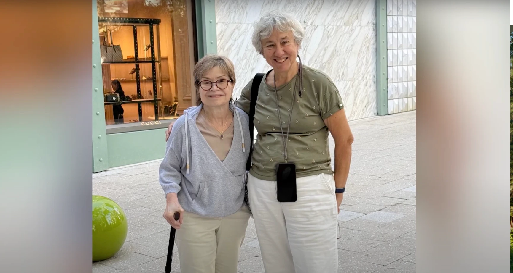 María Urrutia y su amiga