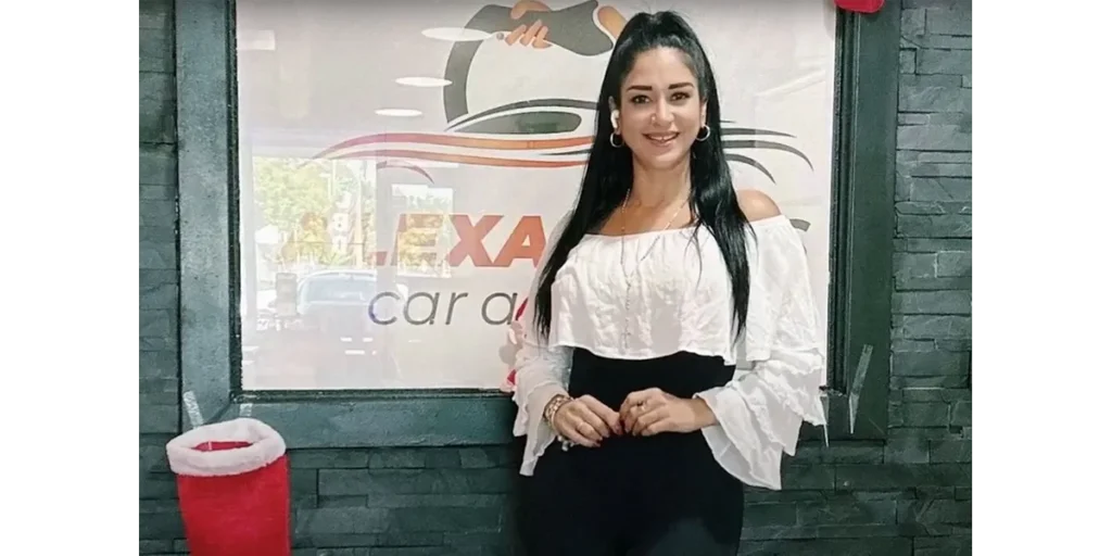 Paciente sonriente frente a un negocio automotriz, ejemplo del impacto positivo del páncreas artificial en su vida.