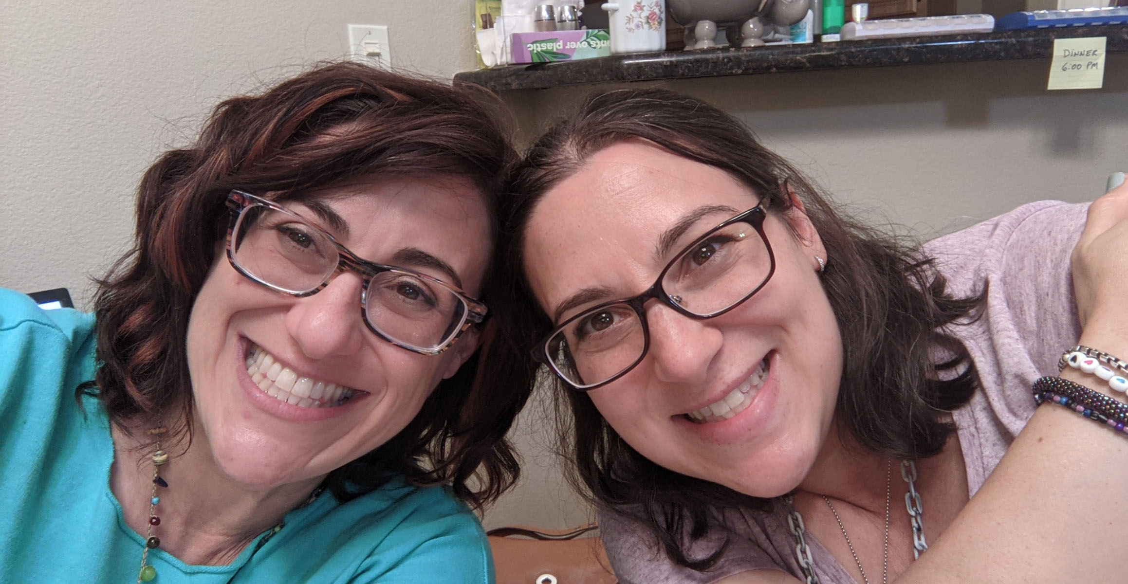 Close-up photo of Rochelle Broder-Singer and her sister, Ilyse, together.